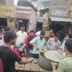सावन के आखिरी सोमवार को अलीगढ़ रोड़ स्थित भोले नाथ का वर्ष 1921 का प्राचीन मंदिर पर प्रसादी का आयोजन