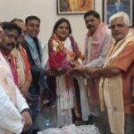 वित्तीय एवं प्रशासनिक अधिकार बहाल होने पर व्यापारियों ने ढोल-नगाड़ों से किया पालिकाध्यक्ष श्वेता चौधरी का स्वागत