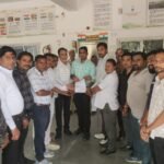 हरियाणा में पत्रकारों की गिरफ्तारी के विरोध में हाथरस में प्रदर्शन, पीएम के नाम एसडीएम को सौंपा ज्ञापन