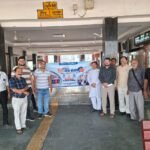 यात्रियों की सुविधा को लेकर रेलवे के अधिकारियों से मिले