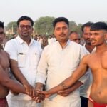 ऐहन में कुश्ती दंगल का अनिल सिसोदिया ने फीता काटकर किया उद्घाटन, पहलवानों के मिलवाए हाथ