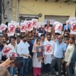 हाथरस में मुख्य चुनाव आयुक्त ज्ञानेश कुमार के समर्थन में प्रदर्शन, राष्ट्रपति के नाम डीएम को सौंपा ज्ञापन